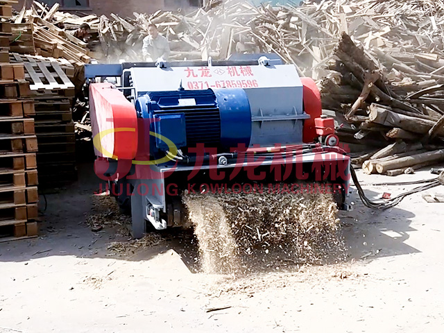 洛陽廢舊模(mó)板破碎處理現場