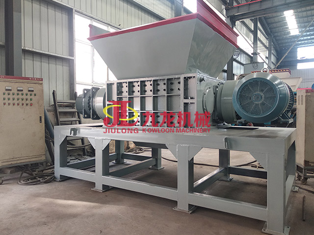 廢舊塑料托(tuō)盤撕碎(suì)視頻