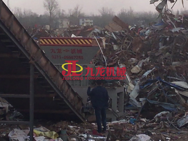 廢鐵破碎(suì)生產線現場