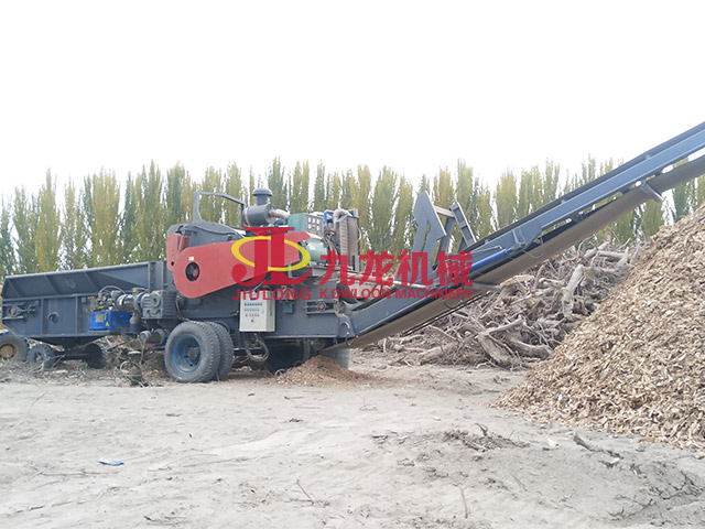 新疆移動式綜合（hé）破（pò）碎機現場