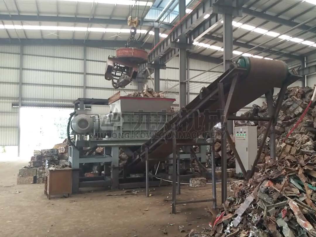 廢鐵（tiě）壓塊（kuài）撕碎機
